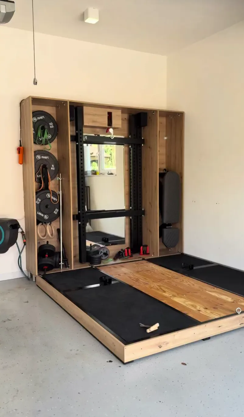 Secret Gym potpuno otvoren — olimpijska platforma, stalak, klupa i zrcalo.
